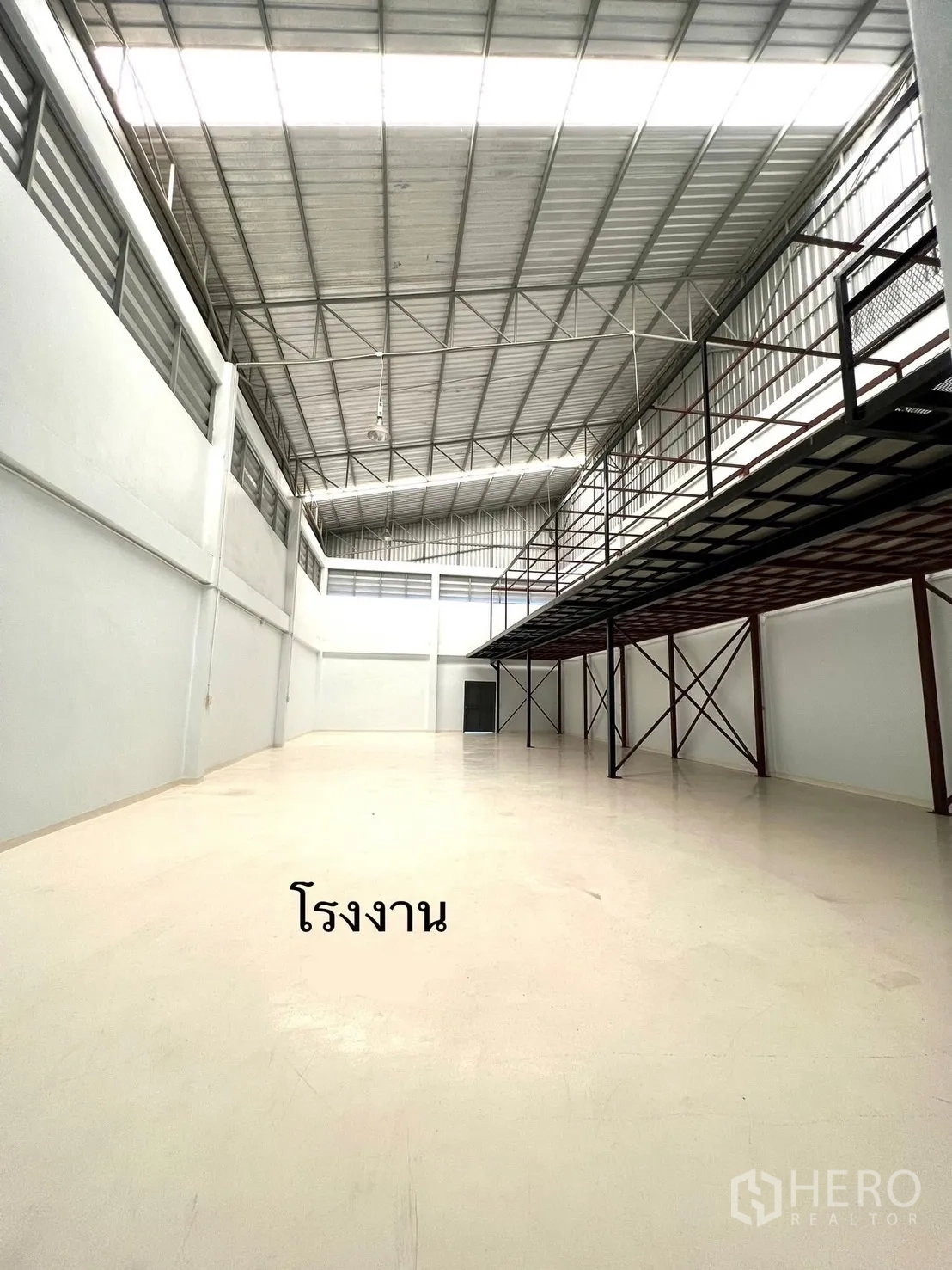 Factory for rent or sale in Mueang Samut Sakhon, Samut Sakhon - Bright factory interior with high roof and a mezzanine platform suitable for racking and storage.