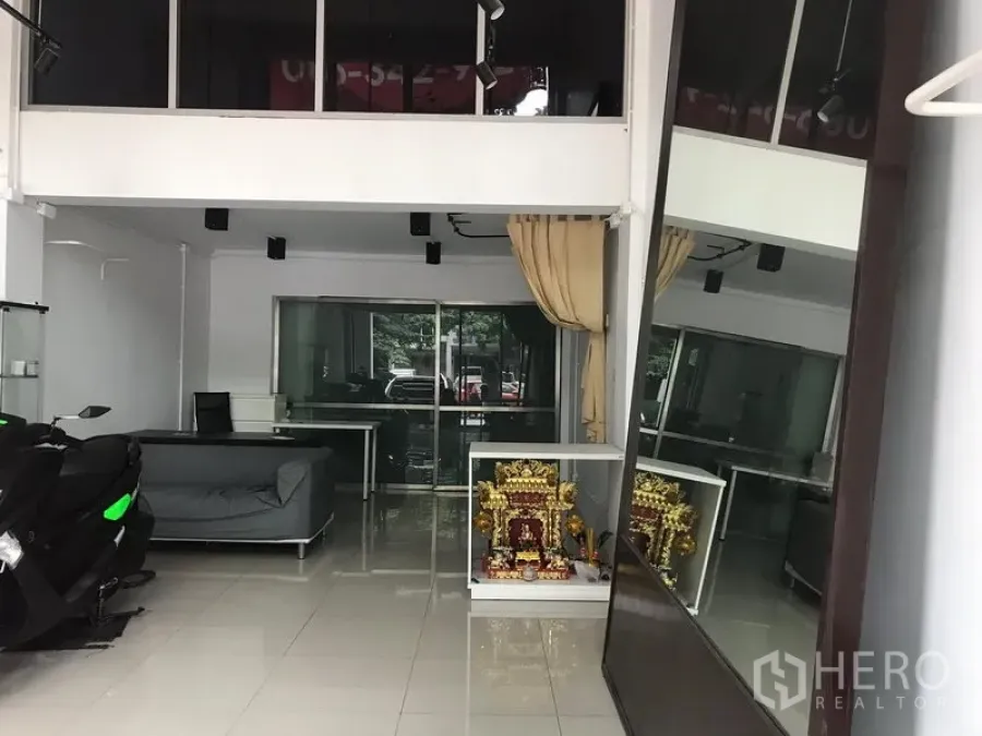 Retail Space for rent in Khlong Toei, Bangkok - Bright retail unit with glossy tile floors, mezzanine level, sliding glass doors and a wide glass frontage.