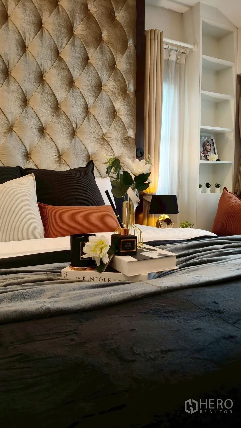 Detached House for rent or sale in Mueang Samut Prakan, Samut Prakan - Detail of plush bed with gold tufted headboard, decorative pillows and tray with books.