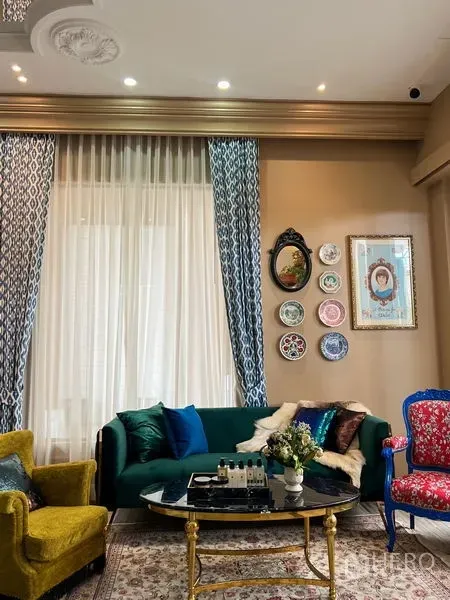 Retail Space for rent in Khlong Toei, Bangkok - Cozy customer lounge with velvet sofa, colorful armchairs and decorative wall plates.