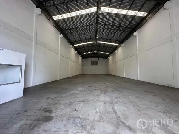 Warehouse for rent in Bang Pa-in, Phra Nakhon Si Ayutthaya - Clear-span warehouse hall with skylights, ventilation, and smooth concrete flooring.