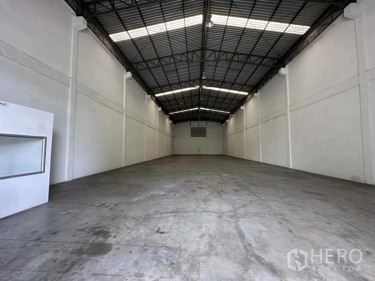 Warehouse for rent in Bang Pa-in, Phra Nakhon Si Ayutthaya - Clear-span warehouse hall with skylights, ventilation, and smooth concrete flooring.