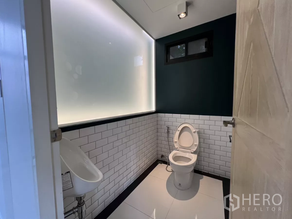 带办公室的家 出租或出售在Phra Khanong, Bangkok - 客用卫浴，白色地铁砖与磨砂墙面