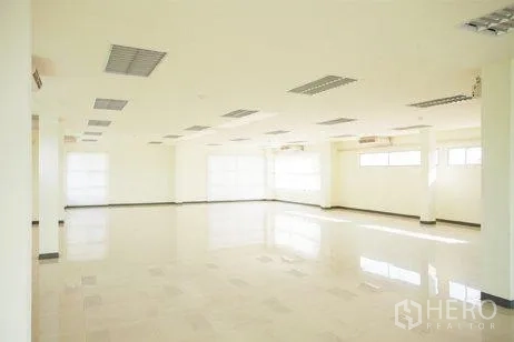 Factory for rent in Chachoengsao - Bright open-plan office floor with tiled flooring and fluorescent lighting.