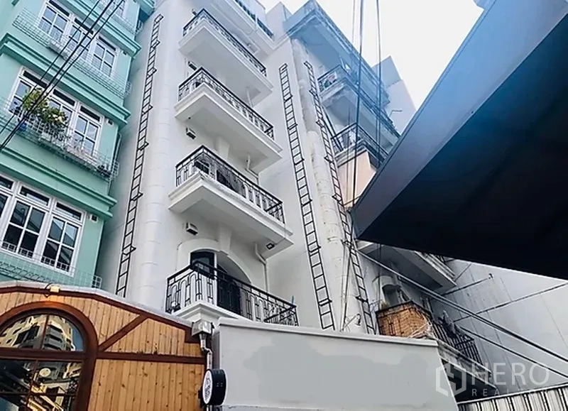 Retail Space for rent in Khlong Toei, Bangkok - Multi-storey shophouse exterior with balconies in a Sukhumvit side street.