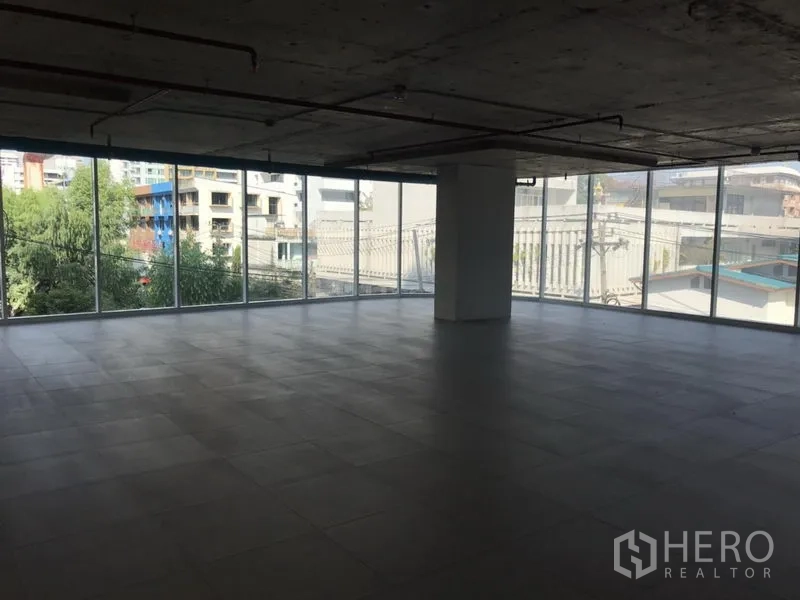 Office Space for rent in Khlong Toei, Bangkok - Bright corner office space with panoramic glazing and a large tiled area ready for custom layout.