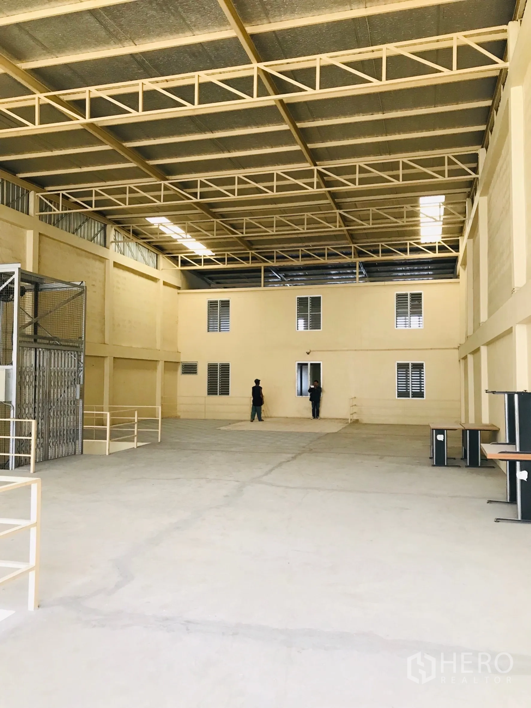Factory for rent in Thung Khru, Bangkok - High-ceiling hall with steel roof trusses and expansive clear space.