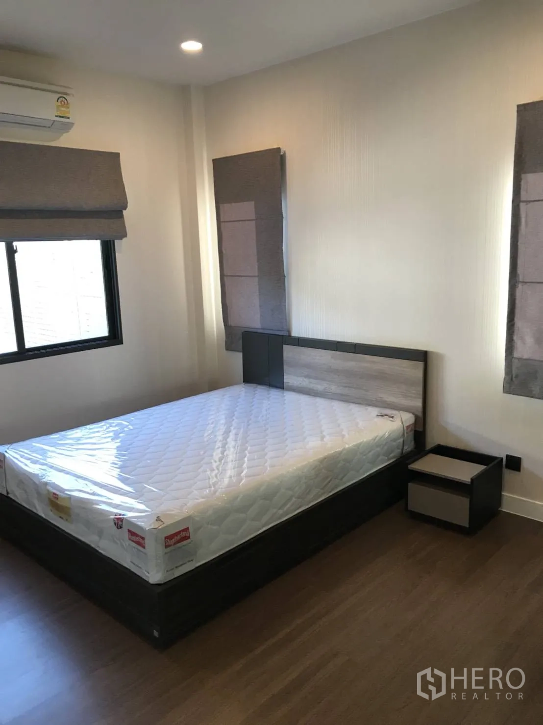 Detached House for rent in Bang Kapi, Bangkok - Bedroom with queen bed, air-conditioner and two windows with roman blinds.