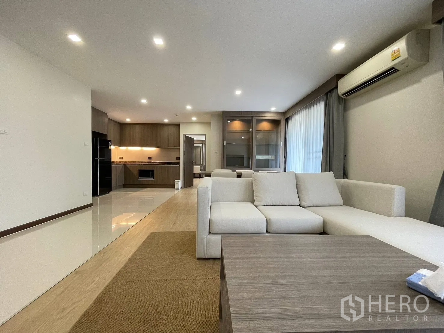 คอนโด for rent in Watthana, Bangkok - มุมมองจากโซฟาไปยังครัวบิลท์อินโทนไม้ พร้อมตู้บิลท์อินและพื้นกระเบื้องเงา