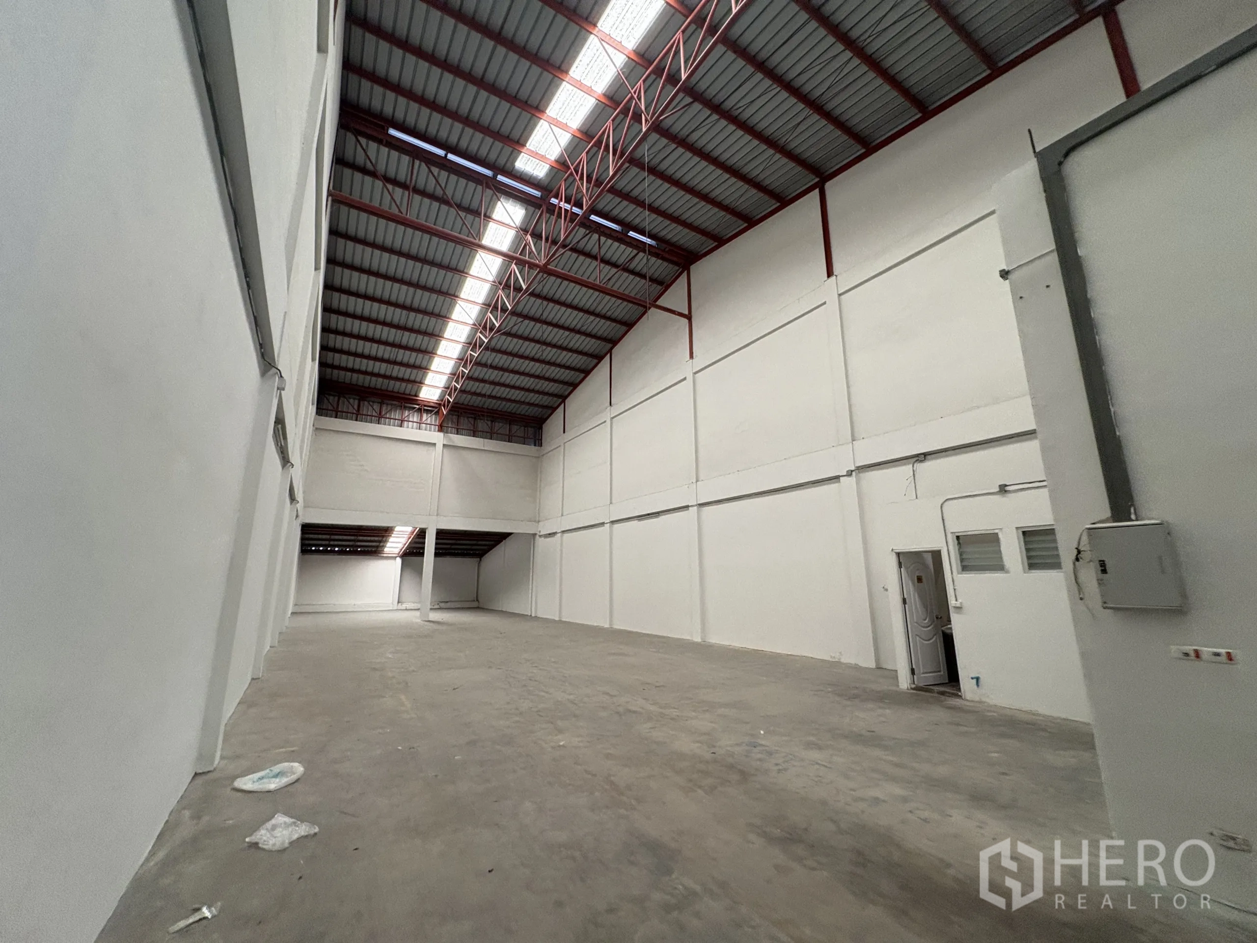 Factory for rent in Phra Samut Chedi, Samut Prakan - Clean production floor with electrical panel and access to service rooms.