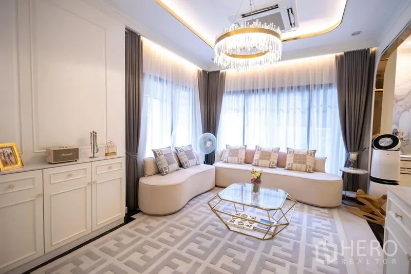 บ้าน ขายในPak Kret, Nonthaburi - อีกมุมของห้องรับแขก แสดงหน้าต่างมุมและโคมระย้า