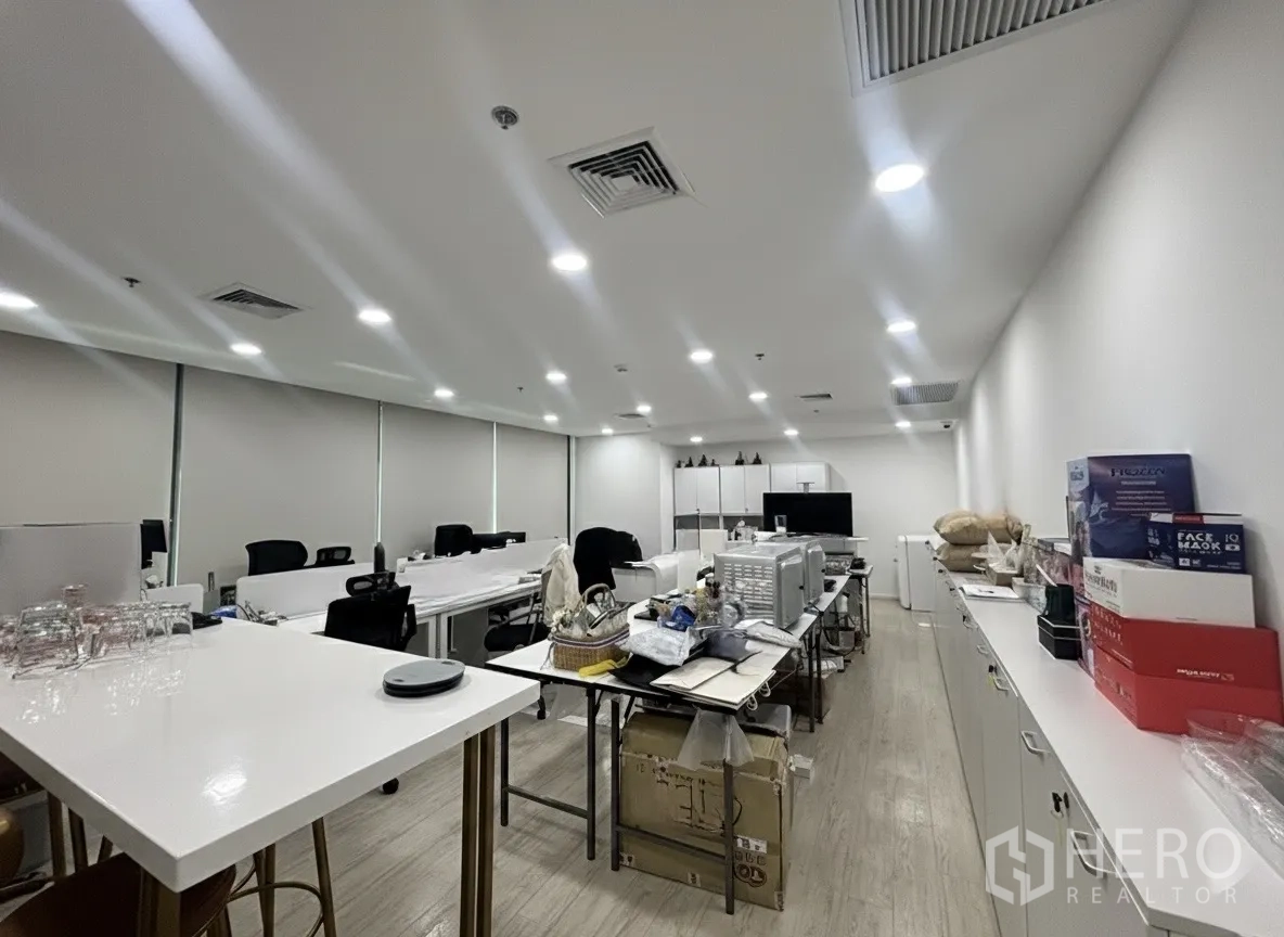 Office Space for rent in Din Daeng, Bangkok - Back office and storage area with long counters, work tables and roller blinds.