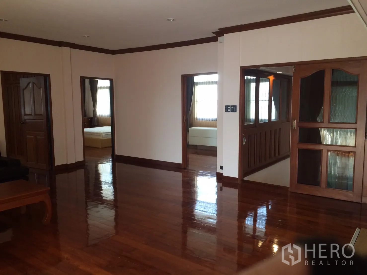 Detached House for rent in Khlong Toei, Bangkok - Upper landing with polished hardwood floors and multiple bedroom entrances.