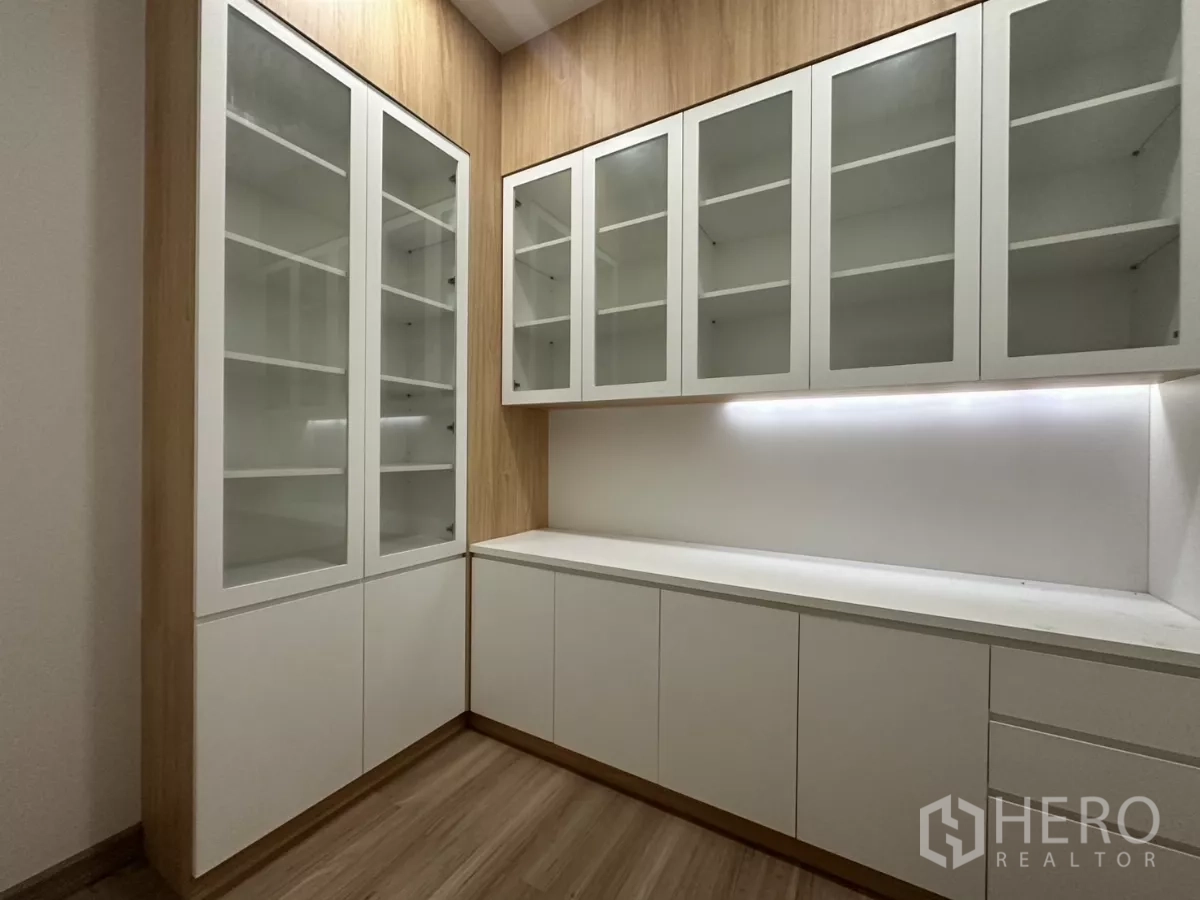 Retail Space for rent in Phra Khanong, Bangkok - Built‑in glass‑front cabinets and worktop for organized storage.