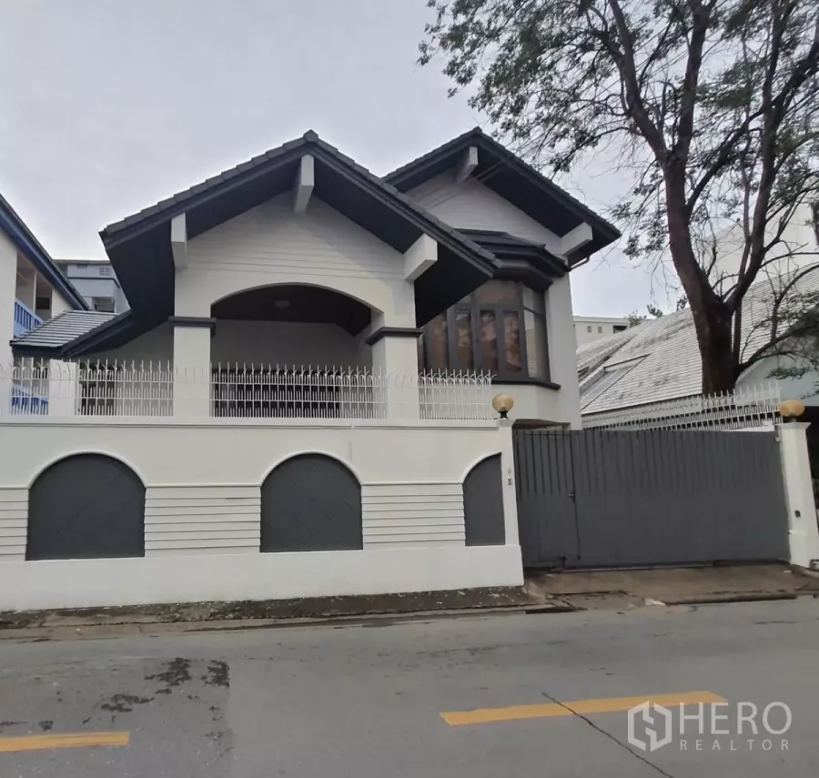 Home Office for rent or sale in Chatuchak, Bangkok - Gated home office with gabled roof and white facade on a quiet Chatuchak street.