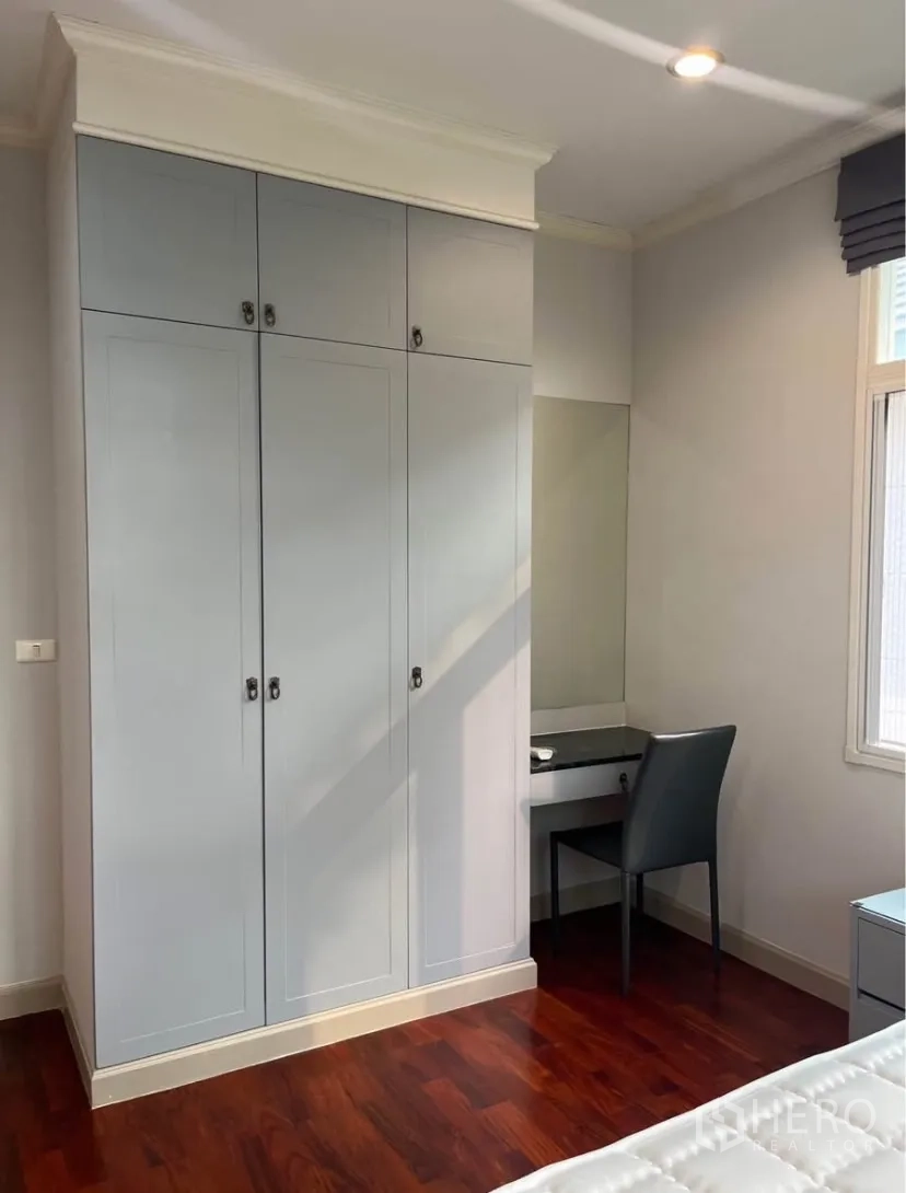 独立式住宅 出租或出售在Lat Phrao, Bangkok - 内置衣柜与梳妆台角落的明亮卧室。