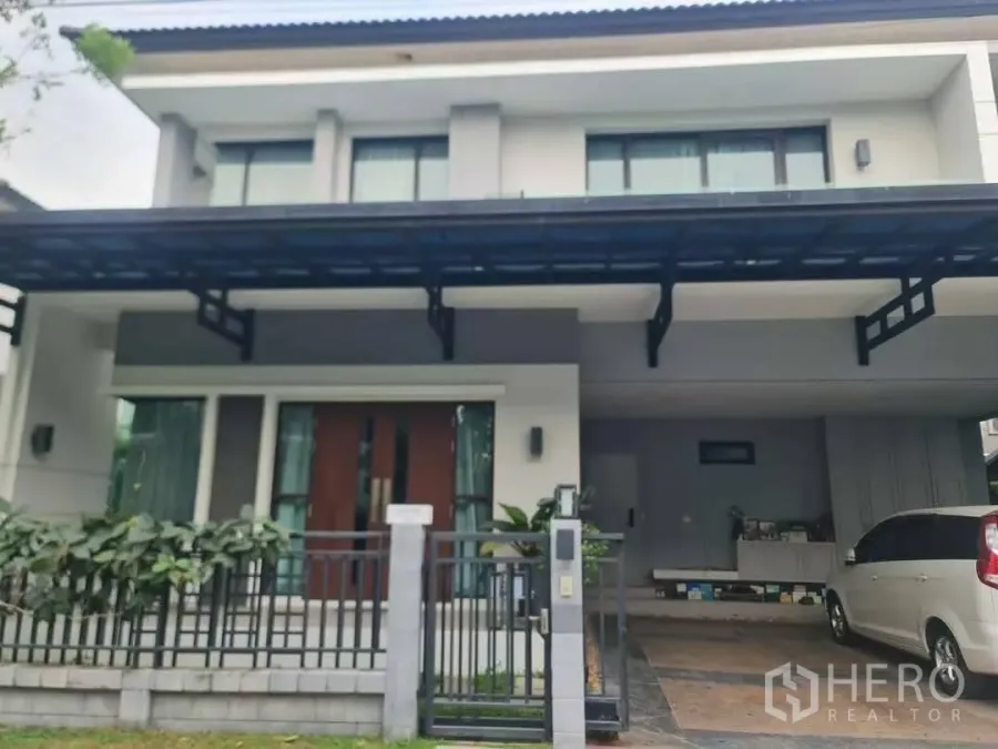 Detached House for rent or sale in Prawet, Bangkok - Modern two-storey detached house in Prawet with gated front yard and covered carport