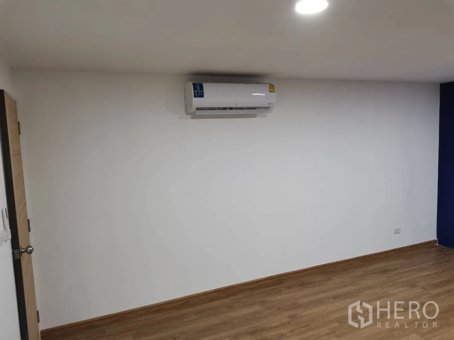 Warehouse for rent in Suan Luang, Bangkok - Bright office space with air-conditioning and finished flooring.