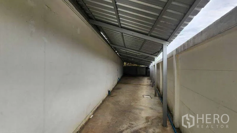 Factory for rent in Samut Sakhon - Long covered side corridor ideal for loading, storage or utilities.