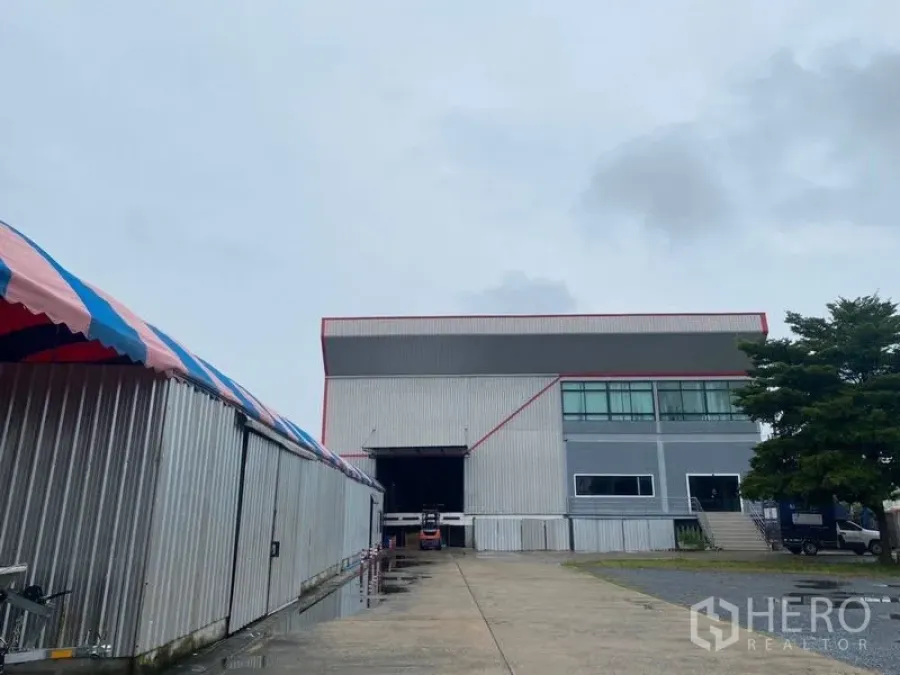 工厂 出租或出售在Lam Luk Ka, Pathum Thani - 入口大厅带楼梯、卫生间及玻璃会议室。