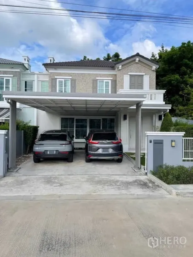 บ้าน ให้เช่าหรือขายในPrawet, Bangkok - มุมมองด้านหน้าบ้าน พร้อมที่จอดรถมีหลังคา 2 คัน และรั้วสีขาว