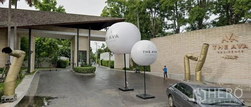 独立式住宅 出售在Suan Luang, Bangkok - 安保良好的社区出入口与景观车道。