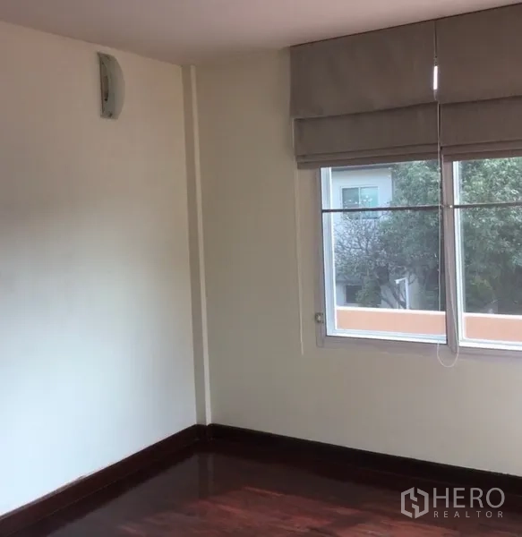 Detached House for rent in Bang Phli, Samut Prakan - Spare room with polished wooden floor and window, ideal as bedroom or study.