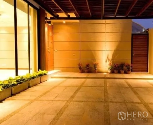 บ้าน ให้เช่าในKhlong Toei, Bangkok - โรงจอดรถมีหลังคาและลานปูกระเบื้องพร้อมไฟติดผนัง