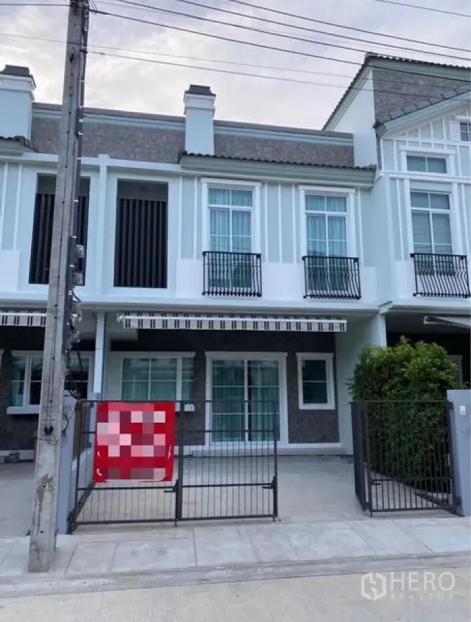 Townhouse for rent in Bang Phli, Samut Prakan - Two-storey townhouse exterior with modern facade, small front yard and gated carport in Bang Phli.
