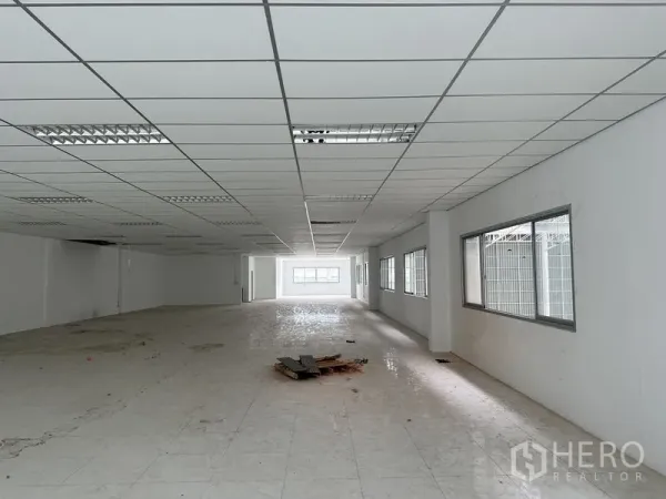 工厂 出租在Pathum Thani - 明亮的夹层办公室，成排窗户俯瞰仓库。