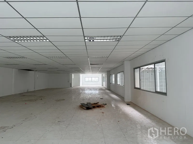 工厂 出租在Pathum Thani - 明亮的夹层办公室，成排窗户俯瞰仓库。