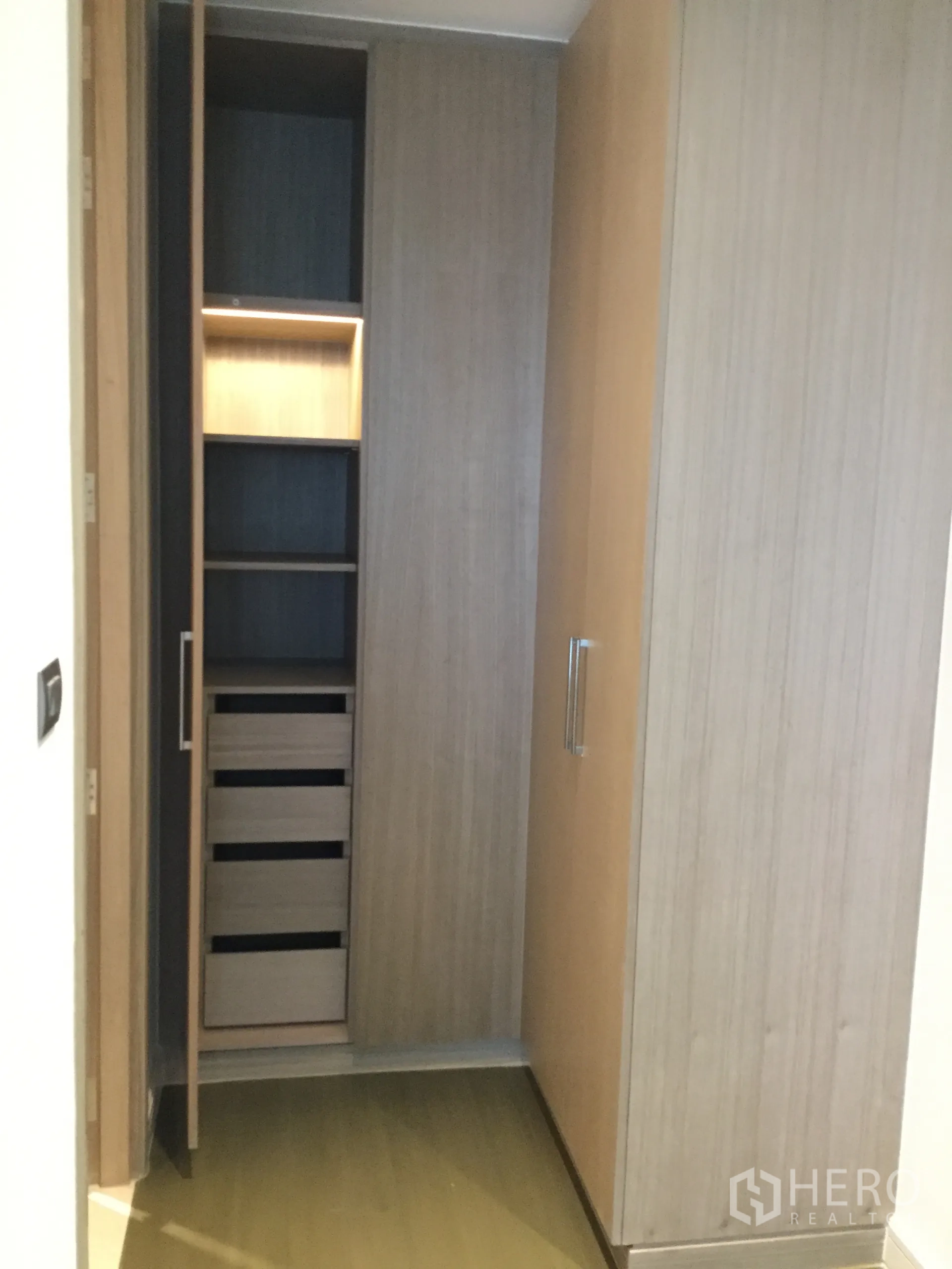 Condominium for rent in Pathum Wan, Bangkok - Built-in wardrobe with light wood finish, shelves and drawers for organized storage.