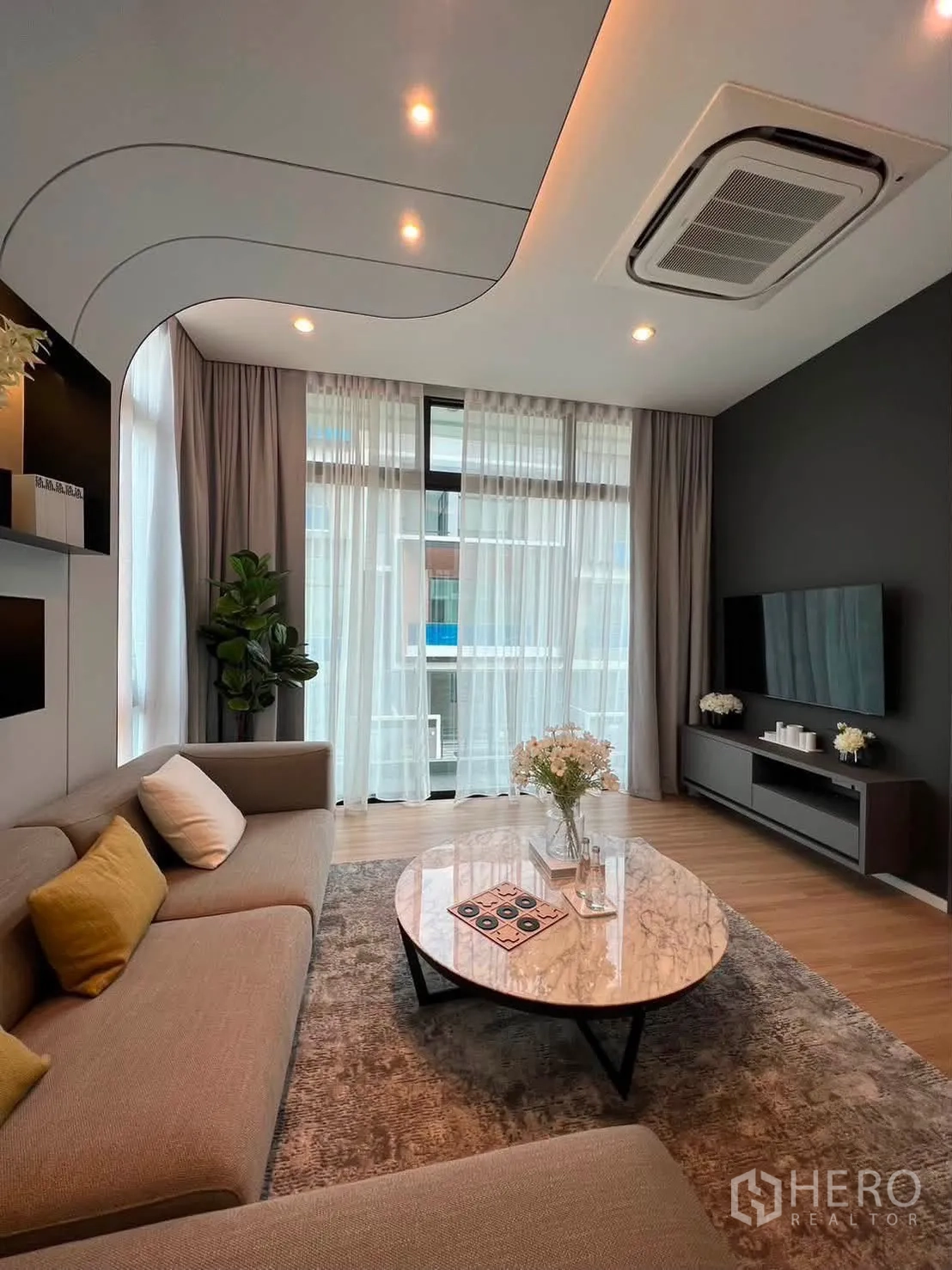 ทาวน์เฮาส์ for rent in Saphan Sung, Bangkok - ห้องนั่งเล่นพร้อมโซฟารูปตัวแอล โต๊ะกลางหินอ่อน และผ้าม่านทิ้งตัวสูง