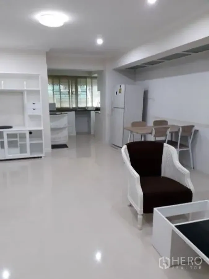 Condominium for rent in Pathum Wan, Bangkok - Open kitchen and dining zone with refrigerator, dining table, and ample floor space.