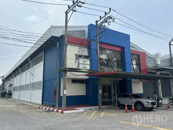 โรงงาน ให้เช่าในBang Phli, Samut Prakan - มุมมองด้านข้างของอาคารคลังสินค้า มีหลังคากันสาดและหม้อแปลงไฟ