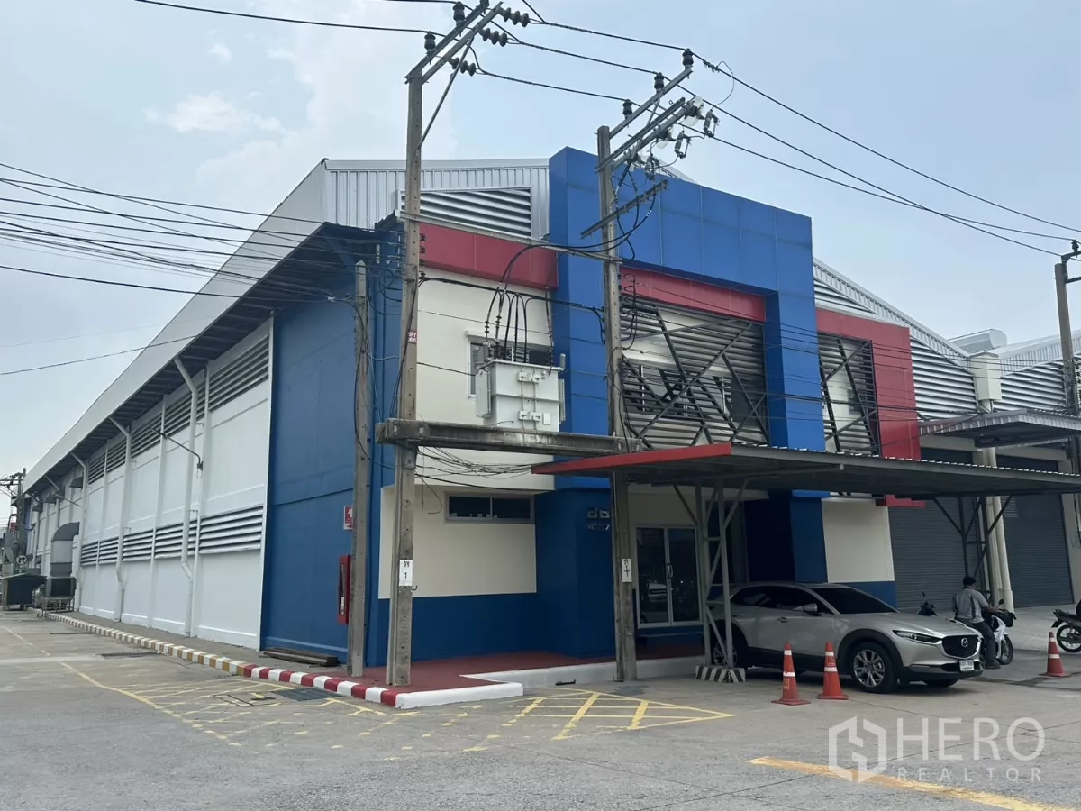 โรงงาน ให้เช่าในBang Phli, Samut Prakan - มุมมองด้านข้างของอาคารคลังสินค้า มีหลังคากันสาดและหม้อแปลงไฟ