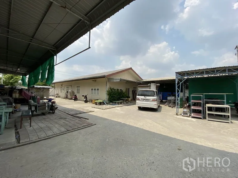 工厂 出售在Khlong Luang, Pathum Thani - 厂区内的员工宿舍与工作棚，配有开放式停车位。