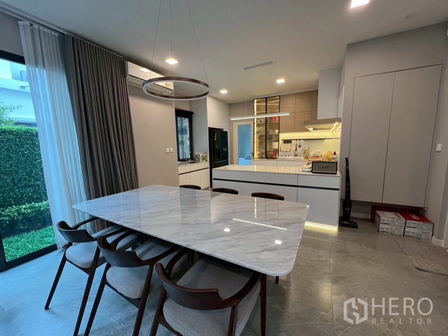 Detached House for rent in Samut Prakan - Contemporary kitchen and dining space with island counter and ample cabinetry.