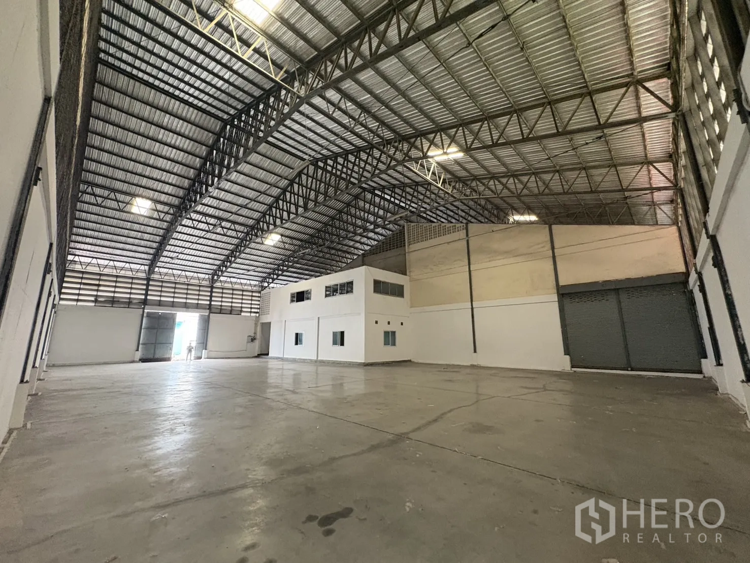 货栈 出租在Bang Phli, Samut Prakan - 开阔地面空间，设卷帘门及内部白色办公室