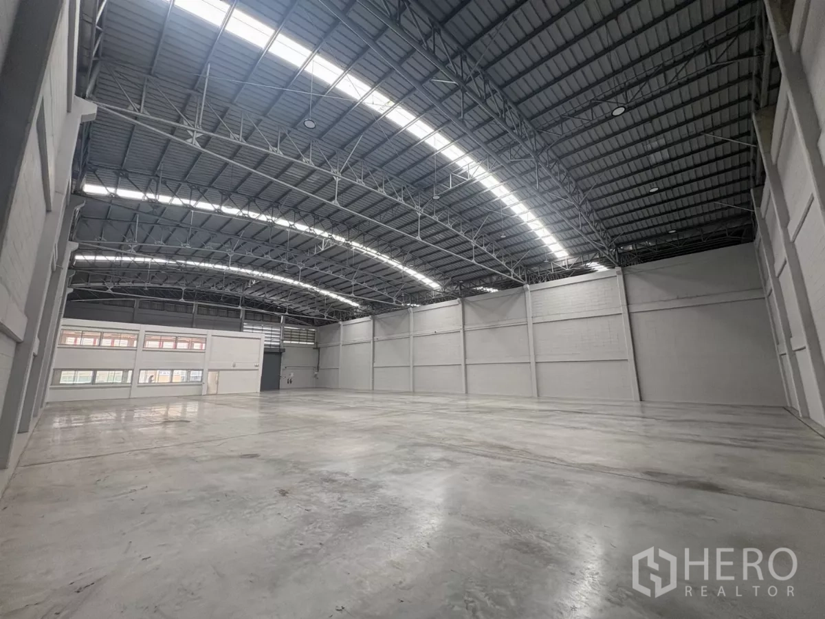 Factory for rent in Bang Phli, Samut Prakan - Open warehouse bay with high ceiling and natural light panels.
