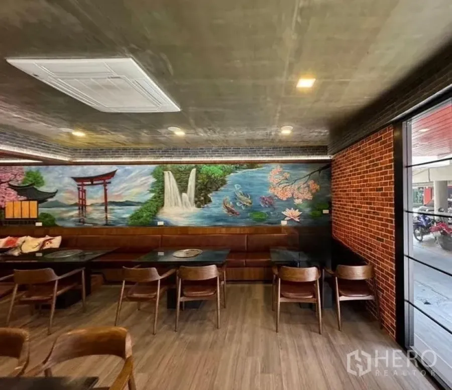อาคารพาณิชย์ ให้เช่าในWatthana, Bangkok - ห้องรับประทานอาหารหลัก เบาะยาวและภาพจิตรกรรม เปิดสู่พื้นที่ด้านหน้าอาคาร