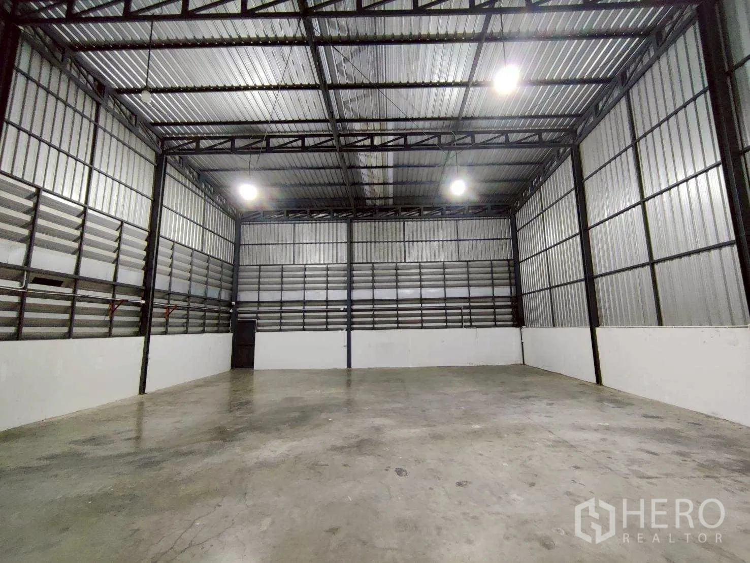 仓库 for rent in Lam Luk Ka, Pathum Thani - 仓库内部宽敞，挑高天花、钢结构与抛光混凝土地面。