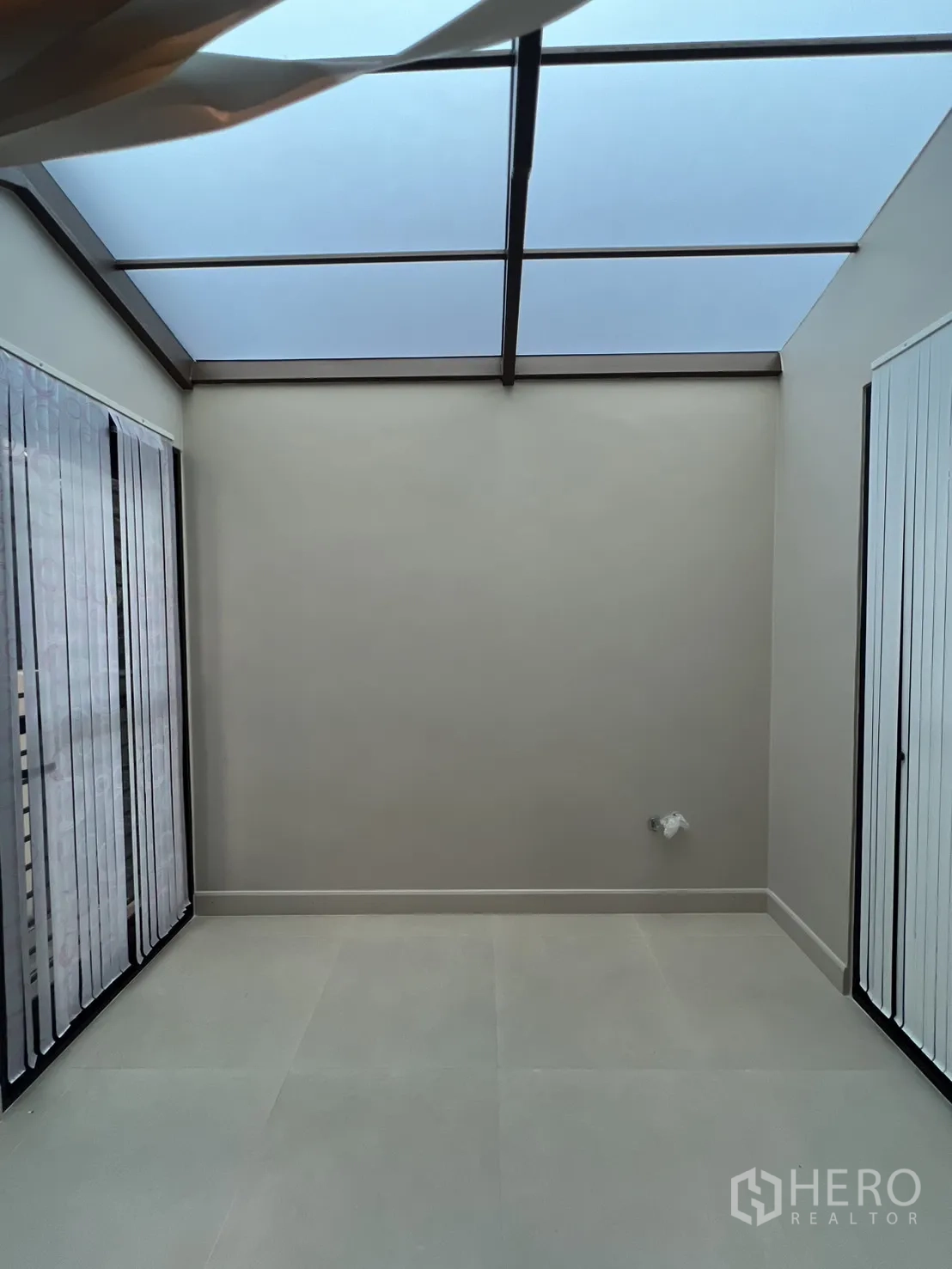 Detached House for rent or sale in Bang Kapi, Bangkok - Covered laundry area with skylight roof