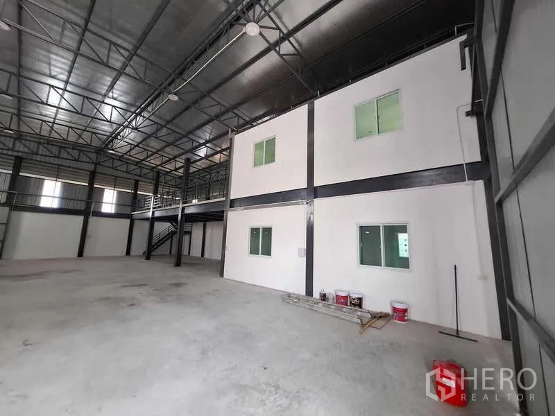 Warehouse for rent or sale in Bang Phli, Samut Prakan - Warehouse interior featuring two-storey office block and steel mezzanine.