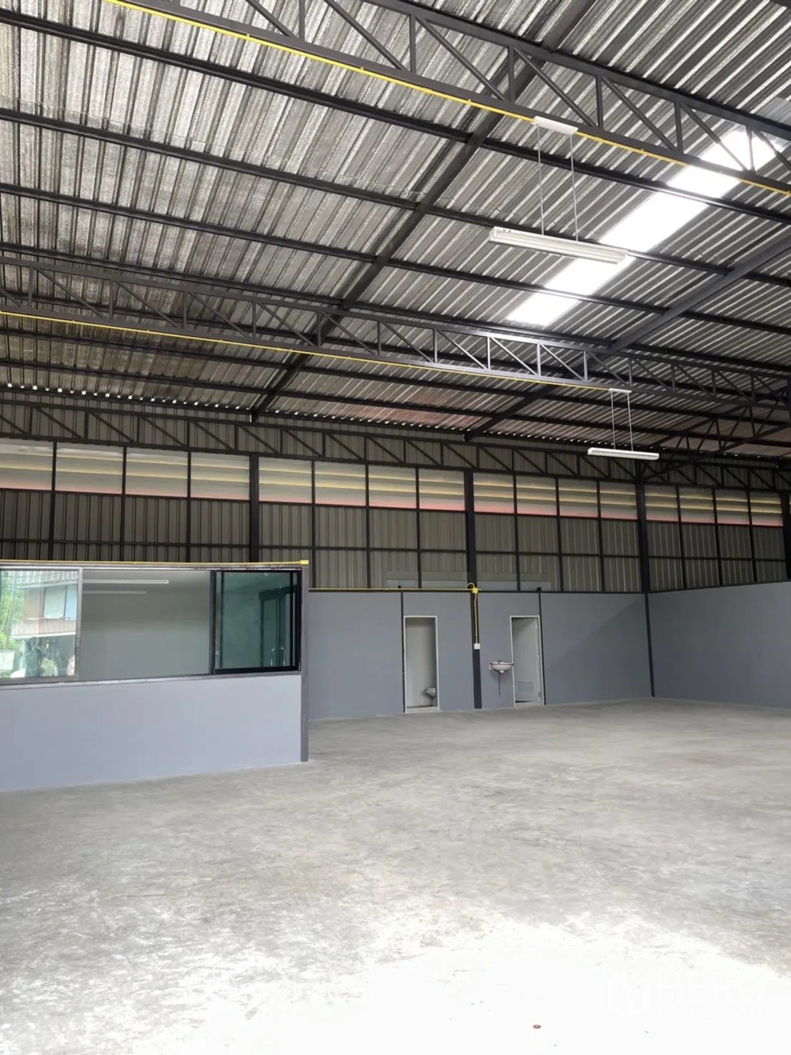 工厂 出租在Khlong Luang, Pathum Thani - 金属桁架屋顶与LED照明特写，办公室与卫生间位于下方。