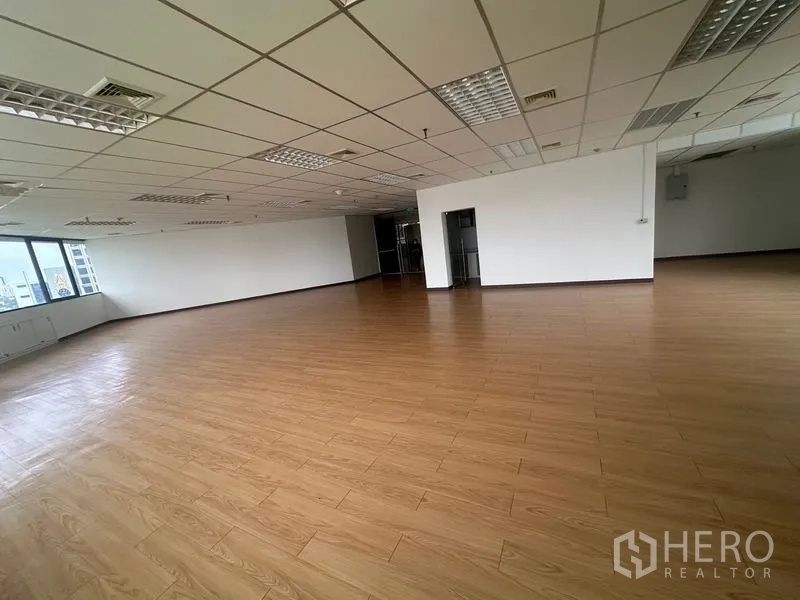 办公空间 出租在Bang Rak, Bangkok - 明亮转角办公空间，吊顶板与木质地面，环绕落地窗享城市景观。