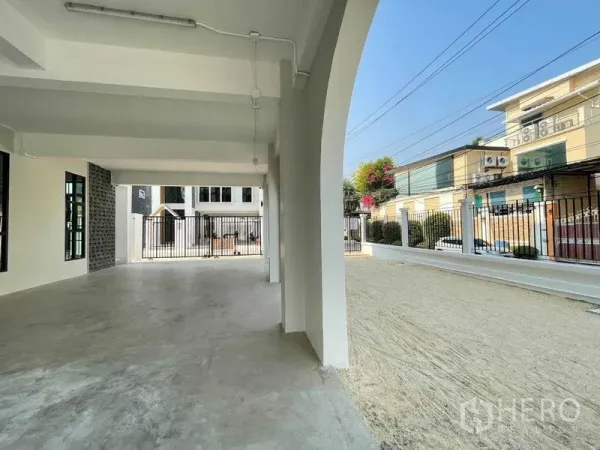 带办公室的家 出租在Bang Kapi, Bangkok - 带顶棚停车与入口通道，院内围栏临静街。