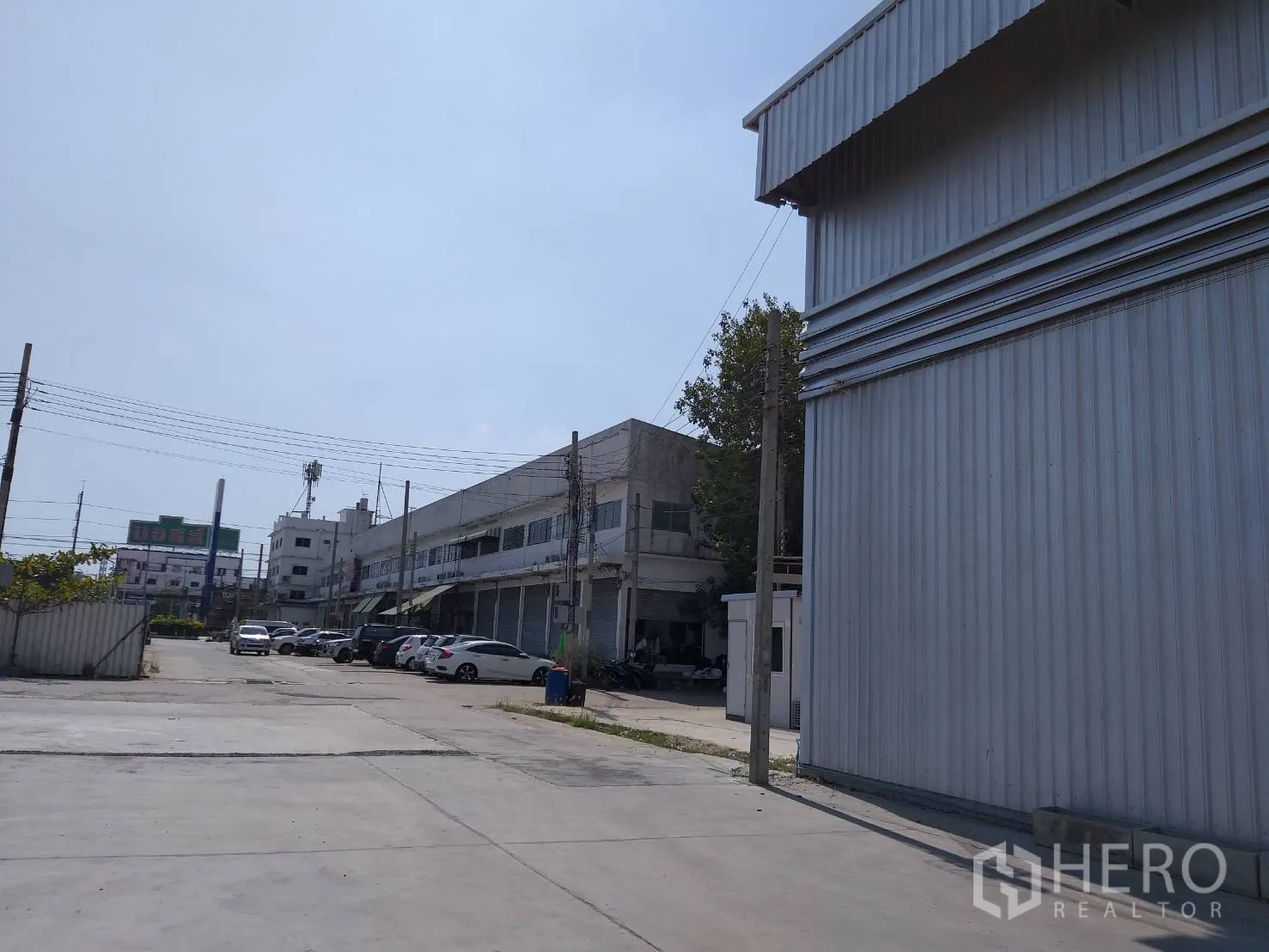 货栈 出租在Bang Phli, Samut Prakan - 园区视角，停车区与周边商业楼