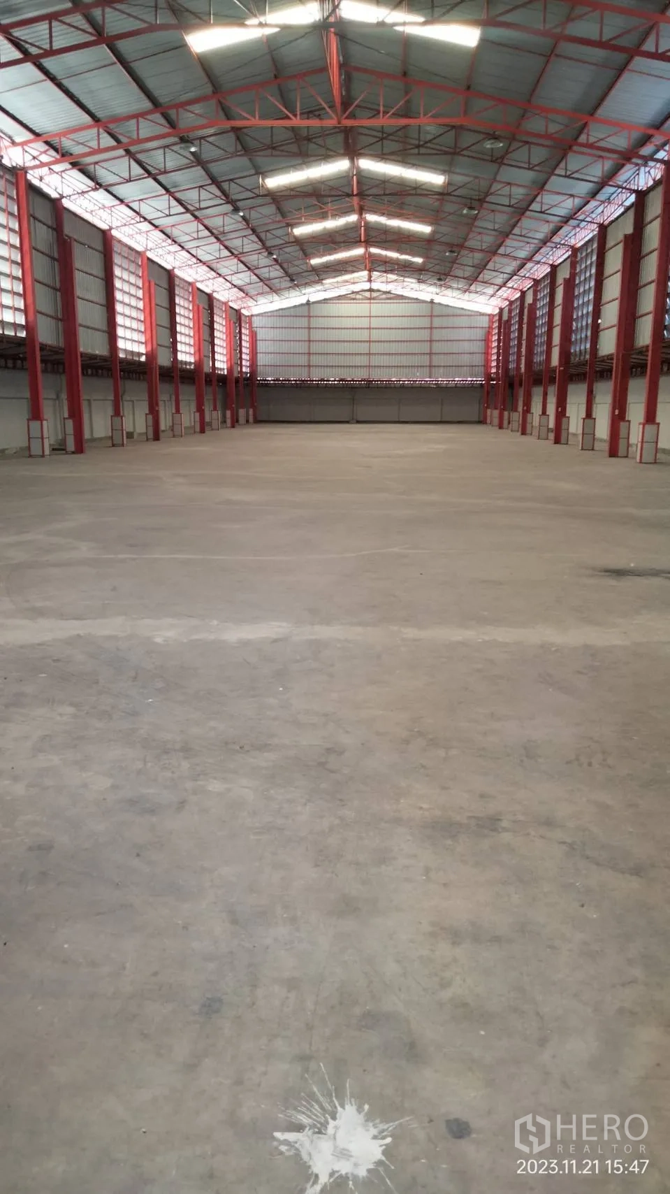 Warehouse for rent in Bang Phli, Samut Prakan - Open storage area showing deep warehouse span and overhead lighting.