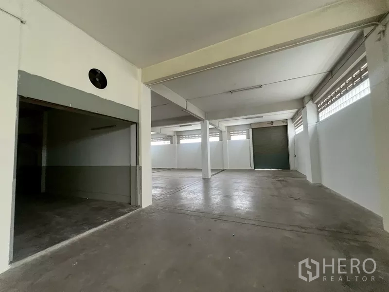 Warehouse for rent in Phra Khanong, Bangkok - Warehouse floor showing a partitioned room and loading access for operations